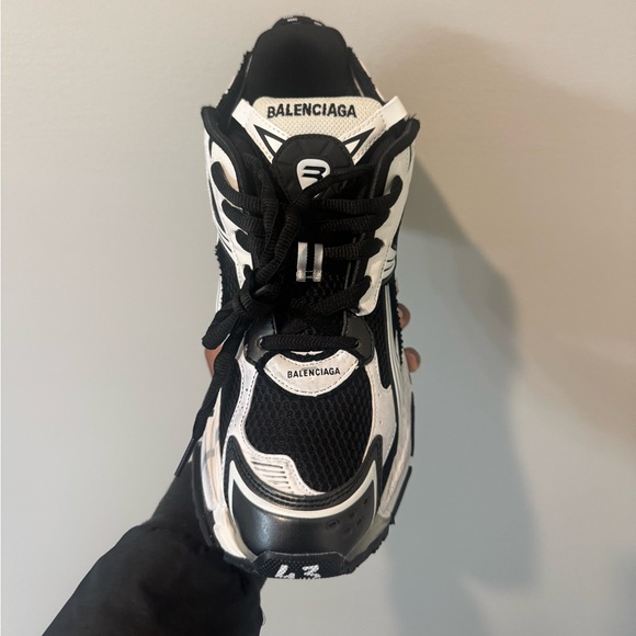 Brand new balenciaga runners size 43/10

Includes Box and extra shoe laces - Picture 2 of 5